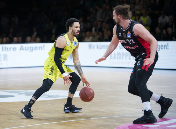 也在防守定 也在防守定